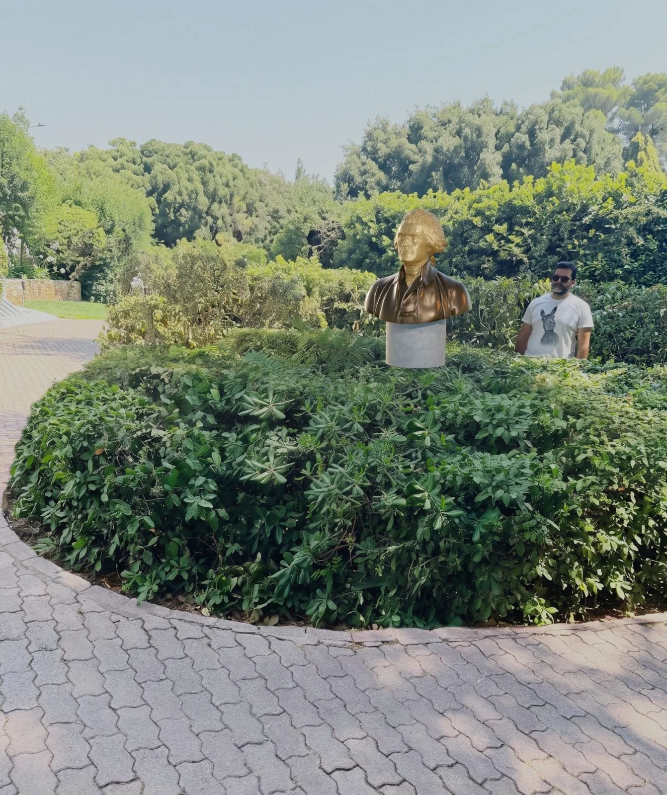 Concept visualization: the bust at the entrance, framed by the hedge