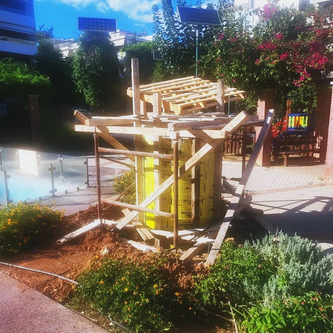 Formwork tube braced with timber